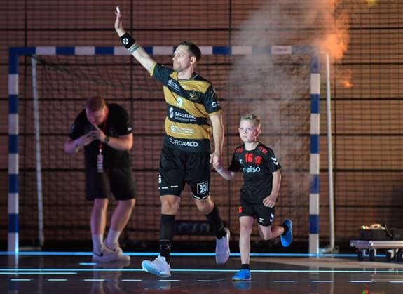 30 08 2025, Dresdens Julius Dierberg running in with the run-in child, Handball, 2 Bundesliga, HC Elbflorenz Dresden SG BBM Bietigheim 24 28, c Dresden