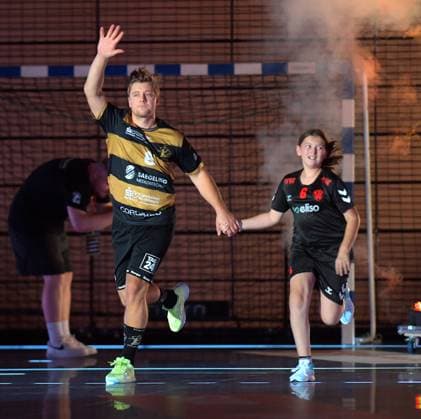 30 08 2025, Dresdens Viktor Petersen Norberg at the run-in with run-in child, Handball, 2 Bundesliga, HC Elbflorenz Dresden SG BBM Bietigheim 24 28, c Dresden