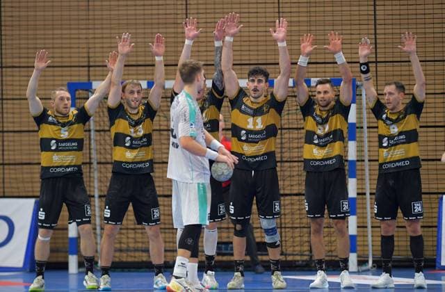 30 08 2025, Dresdens Lukas Wucherpfennig, Dresdens Anton Preußner, Dresdens Doruk Pehlivan, Dresdens Sebastian Greß and Dresdens Julius Dierberg await the free throw from Bietigheims Nikola Vlahovic, Handball, 2 Bundesliga, HC Elbflorenz Dresden SG BBM Bietigheim 24 28, c Dresden
