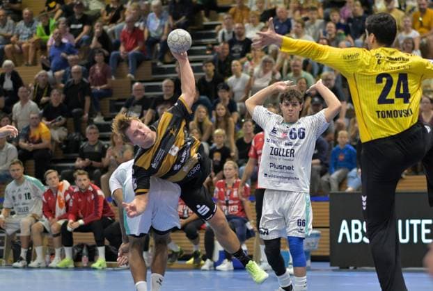 30 08 2025, Dresdens Viktor Petersen Norberg against Bietigheims Martin Tomovski, Handball, 2 Bundesliga, HC Elbflorenz Dresden SG BBM Bietigheim 24 28, c Dresden