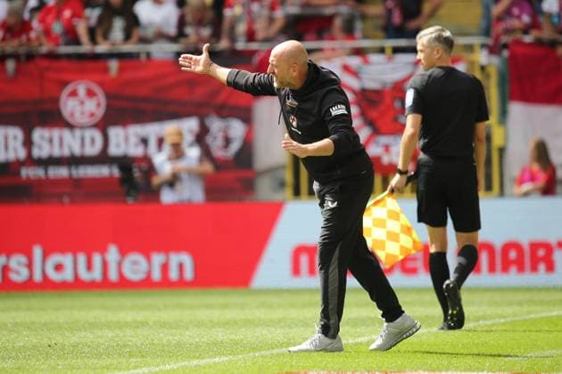 31 08 2025, xmohx, Fussball 2 Bundesliga, 1 FC Kaiserslautern SV Darmstadt 98 v l Trainer Torsten Lieberknecht 1 FC Kaiserslautern gives instructions, gesticulates, gesticulate with arms gives instructions, gesticulate DFL DFB REGULATIONS PROHIBIT ANY USE OF PHOTOGRAPHS as IMAGE SEQUENCES and or QUASI VIDEO Kaiserslautern