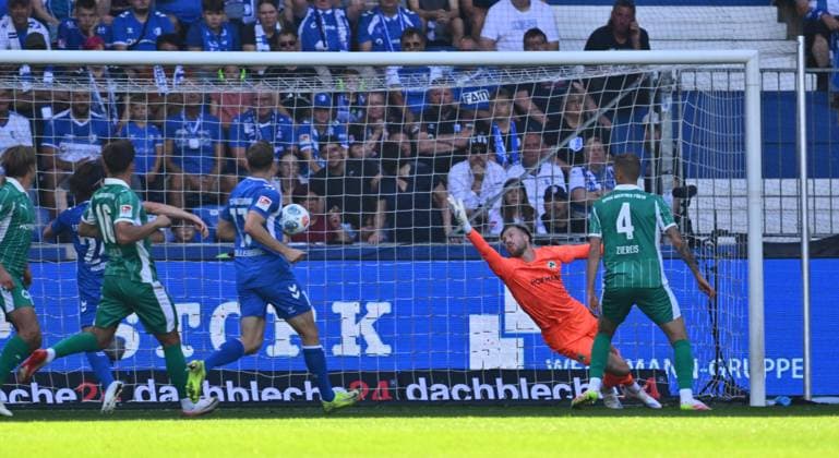 31 08 2025 Soccer Season 2025 2026 2 Soccer Bundesliga 04 Matchday 1 FC Magdeburg FCM SpVgg Greuther Fürth Kleeblatt Sportfoto Zink xwoxzix DFL regulations prohibit any use of photographs as image sequences and or quasi video only for editorial use Jean Hugonet 24, 1 FC Magdeburg FCM Alexander Nollenberger 17, 1 FC Magdeburg FCM Pelle Boevink 26, SpVgg Greuther Fürth Chance Torchance