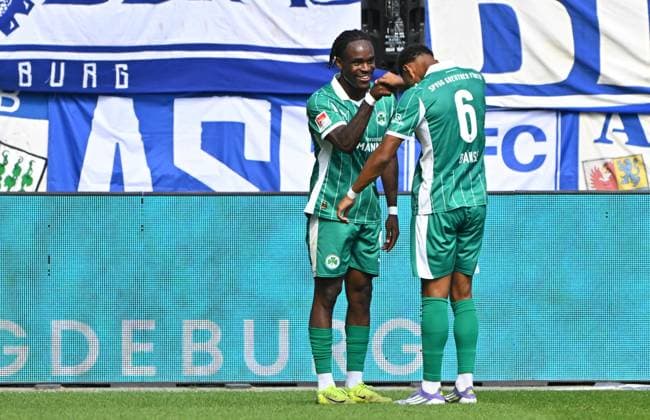 31 08 2025 Soccer Season 2025 2026 2 Soccer Bundesliga 04 Matchday 1 FC Magdeburg FCM SpVgg Greuther Fürth Kleeblatt Sportfoto Zink MeZi xmexzix DFL regulations prohibit any use of photographs as image sequences and or quasi video only for editorial use Torjubel Jubel Freude nach Treffer Torschuß zum 0 1 durch Noel Futkeu 9, SpVgg Greuther Fürth mit Sacha Banse Bansé 6, SpVgg Greuther Fürth, rechts
