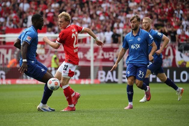 31 08 2025, xmohx, Fußball 2 Bundesliga, 1 FC Kaiserslautern SV Darmstadt 98 v l Mika Haas 1 FC Kaiserslautern Patric Pfeiffer SV Darmstadt 98 Zweikampf, Aktion, action, battle for the ball DFL DFB REGULATIONS PROHIBIT ANY USE OF PHOTOGRAPHS as IMAGE SEQUENCES and or QUASI VIDEO Kaiserslautern