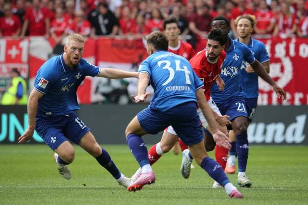 31 08 2025, xmohx, Fußball 2 Bundesliga, 1 FC Kaiserslautern SV Darmstadt 98 v l Kai Klefisch SV Darmstadt 98 Kilian Julian Corredor SV Darmstadt 98 Semih Sahin 1 FC Kaiserslautern Zweikampf, Aktion, action, battle for the ball DFL DFB REGULATIONS PROHIBIT ANY USE OF PHOTOGRAPHS as IMAGE SEQUENCES and or QUASI VIDEO Kaiserslautern