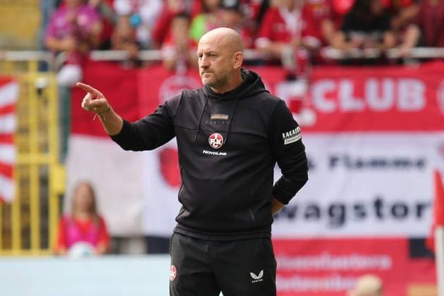 31 08 2025, xmohx, Soccer 2 Bundesliga, 1 FC Kaiserslautern SV Darmstadt 98 v l Coach Torsten Lieberknecht 1 FC Kaiserslautern gives instructions, gesticulates, gesticulate with arms gives instructions, gesticulate DFL DFB REGULATIONS PROHIBIT ANY USE OF PHOTOGRAPHS as IMAGE SEQUENCES and or QUASI VIDEO Kaiserslautern