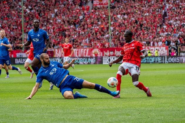 Match scene, duel, v l Aleksandar Vukotic SV Darmstadt 98, 20 , Richmond Tachie 1 FC Kaiserslautern, 29 , GER, 1 FC Kaiserslautern vs SV Darmstadt 98, Football, 2 Bundesliga, Matchday 4, Season 2025 2026, 31 08 2025, DFL REGULATES PROHIBIT ANY USE OF PHOTOGRAPHS AS IMAGE SEQUENCES AND OR QUASI VIDEO, GER, 1 FC Kaiserslautern vs SV Darmstadt 98, Football, 2 Bundesliga, Matchday 4, Season 2025 2026, 31 08 2025 Kaiserslautern Copyright: xEibner-Pressefoto Jan-NiclasxGrox EP_JGG