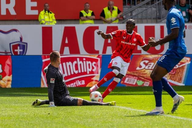 Match scene, Marcel Schuhen SV Darmstadt 98, 01 saves a shot from Richmond Tachie 1 FC Kaiserslautern, 29 , GER, 1 FC Kaiserslautern vs SV Darmstadt 98, Soccer, 2 Bundesliga, Matchday 4, Season 2025 2026, 31 08 2025, DFL REGULATES PROHIBIT ANY USE OF PHOTOGRAPHS AS IMAGE SEQUENCES AND OR QUASI VIDEO, GER, 1 FC Kaiserslautern vs SV Darmstadt 98, Football, 2 Bundesliga, Matchday 4, Season 2025 2026, 31 08 2025 Kaiserslautern Copyright: xEibner-Pressefoto Jan-NiclasxGrox EP_JGG