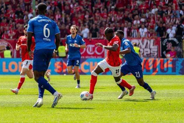 Match scene, offensive action, dribbling, f l Patric Pfeiffer SV Darmstadt 98, 06 , Richmond Tachie 1 FC Kaiserslautern, 29 , Merveille Papela SV Darmstadt 98, 21 , GER, 1 FC Kaiserslautern vs SV Darmstadt 98, Football, 2 Bundesliga, Matchday 4, Season 2025 2026, 31 08 2025, DFL REGULATES PROHIBIT ANY USE OF PHOTOGRAPHS AS IMAGE SEQUENCES AND OR QUASI VIDEO, GER, 1 FC Kaiserslautern vs SV Darmstadt 98, Football, 2 Bundesliga, Matchday 4, Season 2025 2026, 31 08 2025 Kaiserslautern Copyright: xEibner-Pressefoto Jan-NiclasxGrox EP_JGG