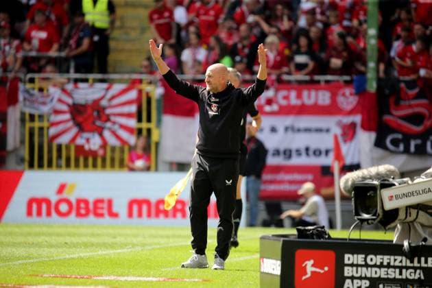 31 08 2025, xmohx, Fussball 2 Bundesliga, 1 FC Kaiserslautern SV Darmstadt 98 v l Trainer Torsten Lieberknecht 1 FC Kaiserslautern gives instructions, gesticulates, gesticulate with arms gives instructions, gesticulate DFL DFB REGULATIONS PROHIBIT ANY USE OF PHOTOGRAPHS as IMAGE SEQUENCES and or QUASI VIDEO Kaiserslautern