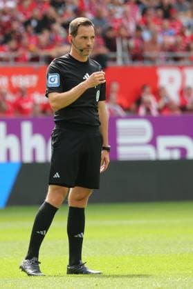 31 08 2025, xmohx, Soccer 2 Bundesliga, 1 FC Kaiserslautern SV Darmstadt 98 v l Referee Referee Benjamin Brand DFL DFB REGULATIONS PROHIBIT ANY USE OF PHOTOGRAPHS as IMAGE SEQUENCES and or QUASI VIDEO Kaiserslautern