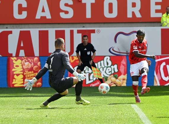 Soccer 2 Bundesliga Season 2025 26 1 FC Kaiserslautern 31 8 2025 Fritz Walter Stadion 1 FC Kaiserslautern fck SV Darmstadt 98 da Goalkeeper Marcel SCHUHEN SV Darmstadt 98 , li Richmond TACHIE 1 FC Kaiserslautern 1 FC Kaiserslautern
