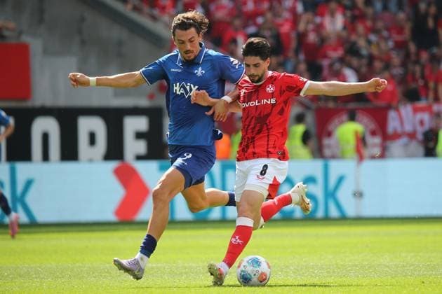 31 08 2025, xmohx, Fußball 2 Bundesliga, 1 FC Kaiserslautern SV Darmstadt 98 v l Frasier Hornby SV Darmstadt 98 Semih Sahin 1 FC Kaiserslautern Zweikampf, Aktion, action, battle for the ball DFL DFB REGULATIONS PROHIBIT ANY USE OF PHOTOGRAPHS as IMAGE SEQUENCES and or QUASI VIDEO Kaiserslautern