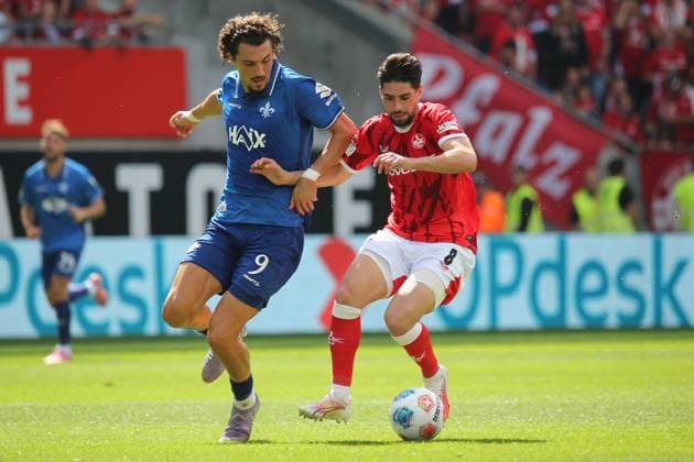 31 08 2025, xmohx, Fußball 2 Bundesliga, 1 FC Kaiserslautern SV Darmstadt 98 v l Frasier Hornby SV Darmstadt 98 Semih Sahin 1 FC Kaiserslautern Zweikampf, Aktion, action, battle for the ball DFL DFB REGULATIONS PROHIBIT ANY USE OF PHOTOGRAPHS as IMAGE SEQUENCES and or QUASI VIDEO Kaiserslautern