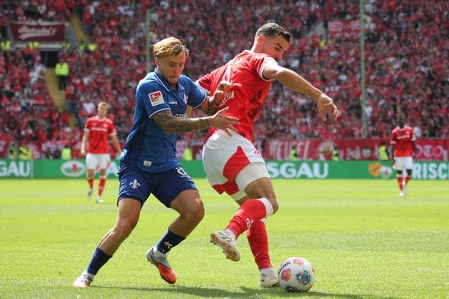 31 08 2025, xmohx, Fußball 2 Bundesliga, 1 FC Kaiserslautern SV Darmstadt 98 v l Luca Marseiler SV Darmstadt 98 Maxwell Gyamfi 1 FC Kaiserslautern Zweikampf, Aktion, action, battle for the ball DFL DFB REGULATIONS PROHIBIT ANY USE OF PHOTOGRAPHS as IMAGE SEQUENCES and or QUASI VIDEO Kaiserslautern