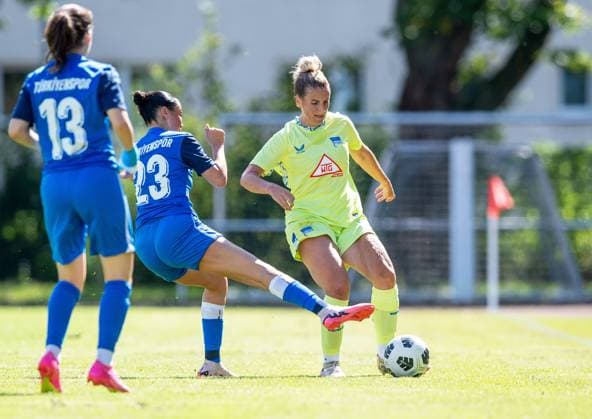 Soccer, Women, Season 2025 2026, Regionalliga Nordost 1 Matchday , Türkiyemspor Berlin Hertha BSC, v l Lena Pflanz Türkiyemspor , Alexandra Almasalme Türkiyemspor , Jennifer Cramer Hertha , 31 08 2025, Copyright: xSebastianxRäppold MatthiasxKochx