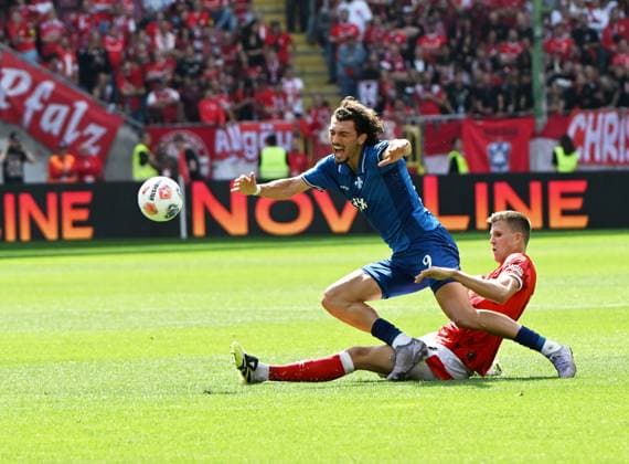 Soccer 2 Bundesliga Season 2025 26 1 FC Kaiserslautern 31 8 2025 Fritz Walter Stadion 1 FC Kaiserslautern fck SV Darmstadt 98 da Fraser HORNBY SV Darmstadt 98 , li Fabian KUNZE 1 FC Kaiserslautern 1 FC Kaiserslautern