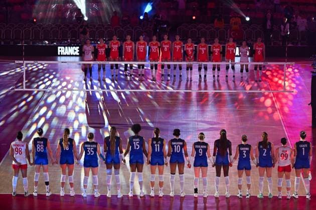 China v France - FIVB Women’s World Volleyball Championship BANGKOK, THAILAND - AUGUST 31: Players stand during the ceremony ahead of the FIVB Women s World Volleyball Championship match between China and France at Huamark Indoor Stadium in Bangkok, Thailand on August 31, 2025. Mustafa Hatipoglu Anadolu Banghok Thailand. Editorial use only. Please get in touch for any other usage.  Copyright: x2025xAnadoluxMustafaxHatipoglux