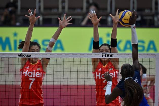 China v France - FIVB Women’s World Volleyball Championship BANGKOK, THAILAND - AUGUST 31: Yushan Zhuang (2) and Yuanyuan Wang (7) of China in action during the FIVB Women s World Volleyball Championship match between China and France at Huamark Indoor Stadium in Bangkok, Thailand on August 31, 2025. Mustafa Hatipoglu Anadolu Banghok Thailand. Editorial use only. Please get in touch for any other usage.  Copyright: x2025xAnadoluxMustafaxHatipoglux