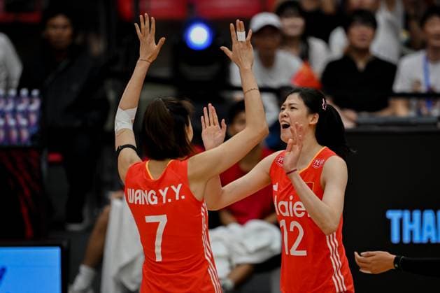 China v France - FIVB Women’s World Volleyball Championship BANGKOK, THAILAND - AUGUST 31: Yuanyuan Wang (7) and Yingying Li (12) of China celebrate after scoring a point during the FIVB Women s World Volleyball Championship match between China and France at Huamark Indoor Stadium in Bangkok, Thailand on August 31, 2025. Mustafa Hatipoglu Anadolu Banghok Thailand. Editorial use only. Please get in touch for any other usage.  Copyright: x2025xAnadoluxMustafaxHatipoglux