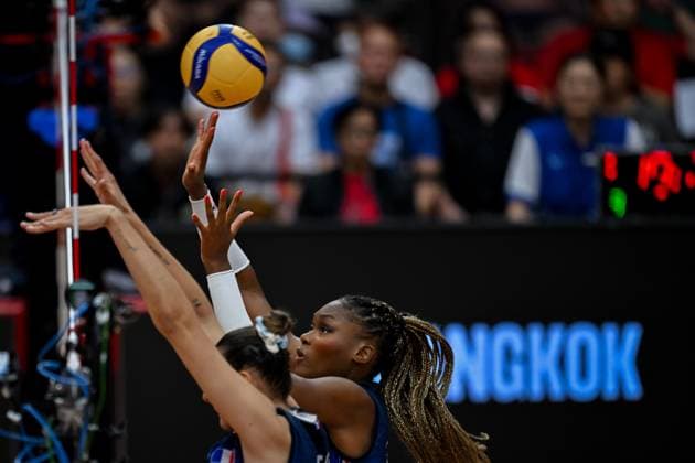China v France - FIVB Women’s World Volleyball Championship BANGKOK, THAILAND - AUGUST 31: Eva Elouga (21) of France in action during the FIVB Women s World Volleyball Championship match between China and France at Huamark Indoor Stadium in Bangkok, Thailand on August 31, 2025. Mustafa Hatipoglu Anadolu Banghok Thailand. Editorial use only. Please get in touch for any other usage.  Copyright: x2025xAnadoluxMustafaxHatipoglux