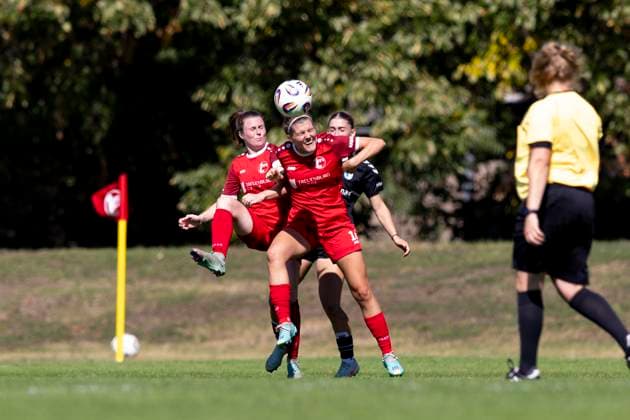 Regionalliga Nordost Frauen 1 FFV Erfurt vs 1 FC Magdeburg Erfurt 31 08 2025 Tessa Berger 16 1 FFV Erfurt on the ball and Katja Groll 14 1 FFV Erfurt left vs Neele Abraham 18 1 FC Magdeburg Regionalliga Nordost Frauen 1 FFV Erfurt vs 1 FC Magdeburg Sportforum Johannesplatz Erfurt 31 08 2025 Copyright: xBEAUTIFULxSPORTS Duehringx