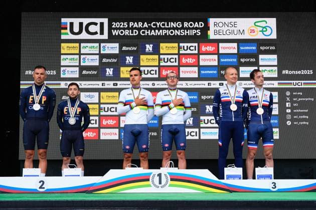 2025 UCI Para-cycling Road World Championships Picture by Olly Hassell SWpix.com - 31 08 2025 - Cycling - 2025 UCI Para-cycling Road World Championships - Ronse, Flanders, Belgium - Men B Road Race Podium - Federico Andreoli piloted by Francesco Di Felice (Italy) receiving the Gold Medals to become World Champions, Joan Sanso Riera piloted by Eloy Teruel Rovira (Spain) receiving the Silver Medal and Elie De Carvalho piloted by MickaÃ«l Guichard (France) receiving the Bronze Medal Copyright: x xSWpix.comx(t axPhotographyxHubxLtd)xOllyxHassell SWpix.comx SWP-3069-1761