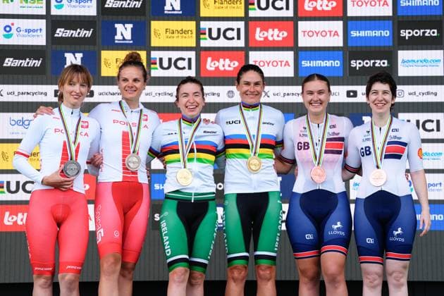 2025 UCI Para-cycling Road World Championships Picture by Olly Hassell SWpix.com - 31 08 2025 - Cycling - 2025 UCI Para-cycling Road World Championships - Ronse, Flanders, Belgium - Women B Road Race Podium - Katie-George Dunlevy piloted by Linda Kelly (Ireland) receiving the Gold Medal to become World Champions, Patrycja Kuter piloted by Karolina Kolkowicz (Poland) receiving the Silver Medals and Sophie Unwin piloted by Jenny Holl (Great Britain) receiving the Bronze Medals Copyright: x xSWpix.comx(t axPhotographyxHubxLtd)xOllyxHassell SWpix.comx SWP-3069-1764
