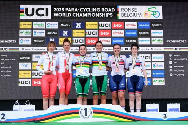 2025 UCI Para-cycling Road World Championships Picture by Olly Hassell SWpix.com - 31 08 2025 - Cycling - 2025 UCI Para-cycling Road World Championships - Ronse, Flanders, Belgium - Women B Road Race Podium - Katie-George Dunlevy piloted by Linda Kelly (Ireland) receiving the Gold Medal to become World Champions, Patrycja Kuter piloted by Karolina Kolkowicz (Poland) receiving the Silver Medals and Sophie Unwin piloted by Jenny Holl (Great Britain) receiving the Bronze Medals Copyright: x xSWpix.comx(t axPhotographyxHubxLtd)xOllyxHassell SWpix.comx SWP-3069-1765
