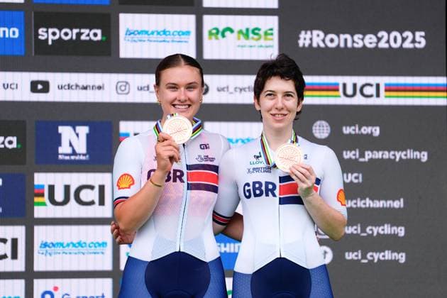 2025 UCI Para-cycling Road World Championships Picture by Olly Hassell SWpix.com - 31 08 2025 - Cycling - 2025 UCI Para-cycling Road World Championships - Ronse, Flanders, Belgium - Women B Road Race Podium - Sophie Unwin piloted by Jenny Holl (Great Britain) receiving the Bronze Medals Copyright: x xSWpix.comx(t axPhotographyxHubxLtd)xOllyxHassell SWpix.comx SWP-3069-1767