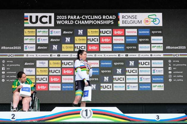 2025 UCI Para-cycling Road World Championships Picture by Olly Hassell SWpix.com - 31 08 2025 - Cycling - 2025 UCI Para-cycling Road World Championships - Ronse, Flanders, Belgium - Women C1 Road Race Podium - Tahlia Clayton-Goodie (Australia) receiving the Gold Medal to become World Champion, Victoria Maria de Camargo e Barbosa (Brazil) receiving the Silver Medal Copyright: x xSWpix.comx(t axPhotographyxHubxLtd)xOllyxHassell SWpix.comx SWP-3069-1768