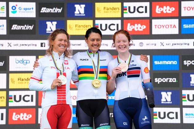 2025 UCI Para-cycling Road World Championships Picture by Olly Hassell SWpix.com - 31 08 2025 - Cycling - 2025 UCI Para-cycling Road World Championships - Ronse, Flanders, Belgium - Women C5 Road Race Podium - Alana Forster (Australia) receiving the Gold Medal to become World Champion, Anna Harkowska (Poland) receiving the Silver Medal and Morgan Newberry (Great Britain) receiving the Bronze Medal Copyright: x xSWpix.comx(t axPhotographyxHubxLtd)xOllyxHassell SWpix.comx SWP-3069-1773