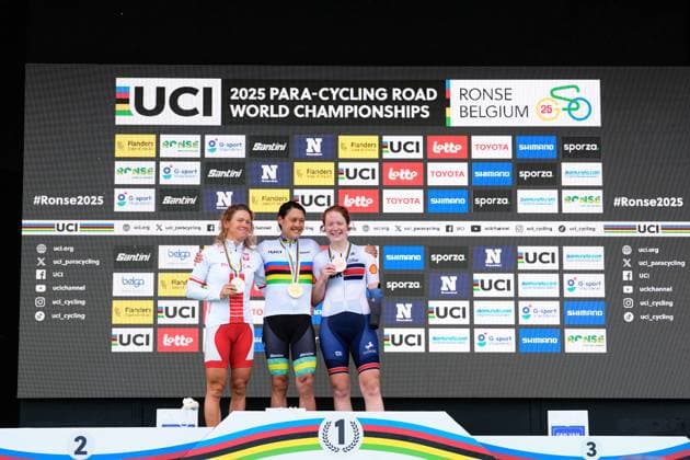2025 UCI Para-cycling Road World Championships Picture by Olly Hassell SWpix.com - 31 08 2025 - Cycling - 2025 UCI Para-cycling Road World Championships - Ronse, Flanders, Belgium - Women C5 Road Race Podium - Alana Forster (Australia) receiving the Gold Medal to become World Champion, Anna Harkowska (Poland) receiving the Silver Medal and Morgan Newberry (Great Britain) receiving the Bronze Medal Copyright: x xSWpix.comx(t axPhotographyxHubxLtd)xOllyxHassell SWpix.comx SWP-3069-1774