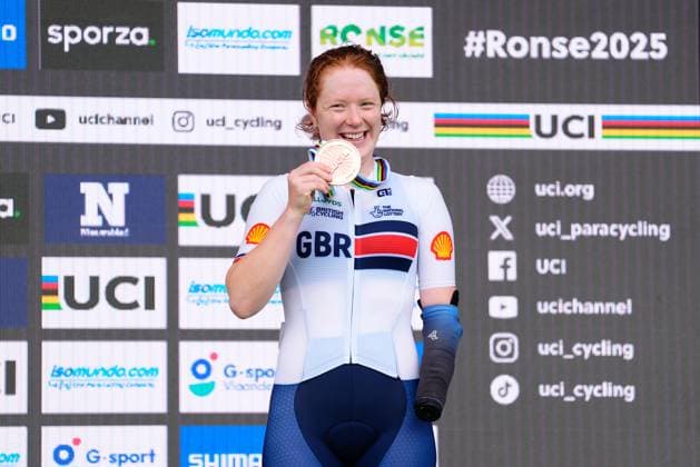 2025 UCI Para-cycling Road World Championships Picture by Olly Hassell SWpix.com - 31 08 2025 - Cycling - 2025 UCI Para-cycling Road World Championships - Ronse, Flanders, Belgium - Women C5 Road Race Podium - Morgan Newberry (Great Britain) receiving the Bronze Medal Copyright: x xSWpix.comx(t axPhotographyxHubxLtd)xOllyxHassell SWpix.comx SWP-3069-1775