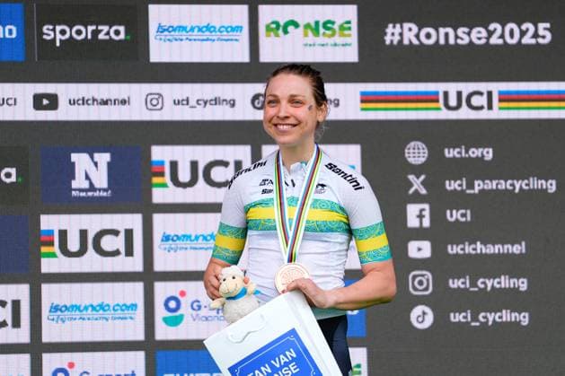 2025 UCI Para-cycling Road World Championships Picture by Olly Hassell SWpix.com - 31 08 2025 - Cycling - 2025 UCI Para-cycling Road World Championships - Ronse, Flanders, Belgium - Women C4 Road Race Podium - Meg Lemon (Australia) receiving the Bronze Medal Copyright: x xSWpix.comx(t axPhotographyxHubxLtd)xOllyxHassell SWpix.comx SWP-3069-1777