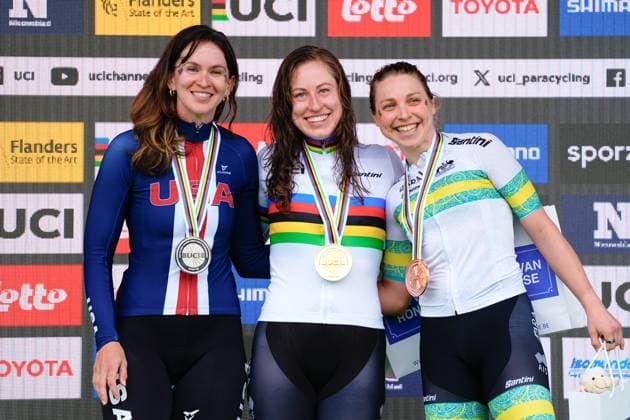 2025 UCI Para-cycling Road World Championships Picture by Olly Hassell SWpix.com - 31 08 2025 - Cycling - 2025 UCI Para-cycling Road World Championships - Ronse, Flanders, Belgium - Women C4 Road Race Podium - Tara Neyland (Australia) receiving the Gold Medal to become World Champion, Samantha Bosco (USA) receiving the Silver Medal and Meg Lemon (Australia) receiving the Bronze Medal Copyright: x xSWpix.comx(t axPhotographyxHubxLtd)xOllyxHassell SWpix.comx SWP-3069-1779