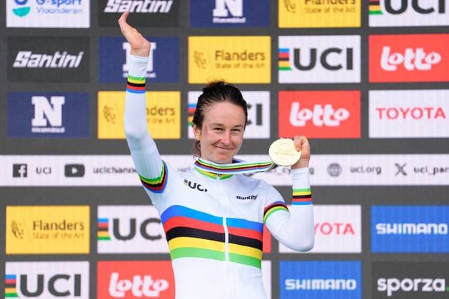 2025 UCI Para-cycling Road World Championships Picture by Olly Hassell SWpix.com - 31 08 2025 - Cycling - 2025 UCI Para-cycling Road World Championships - Ronse, Flanders, Belgium - Women C2 Road Race Podium - Flurina Rigling (Switzerland) receiving the Gold Medal to become World Champion, Daniela Carolina Munevar Florez (Colombia) receiving the Silver Medal and Maike Hausberger (Germany) receiving the Bronze Medal Copyright: x xSWpix.comx(t axPhotographyxHubxLtd)xOllyxHassell SWpix.comx SWP-3069-1788