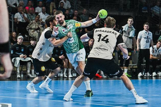 31 08 2025, xlakx, Handball Daikin HBL, Fuechse Berlin Bergischer HC v l Fabian Wiede Fuechse Berlin , Gerdas Babarskas Bergischer HC duel, duel, fight, tackle Berlin Daniel Lakomski