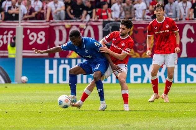 Match scene, duel, f l Merveille Papela SV Darmstadt 98, 21 , Semih Sahin 1 FC Kaiserslautern, 08 , Jisoo Kim 1 FC Kaiserslautern, 05 , GER, 1 FC Kaiserslautern vs SV Darmstadt 98, Football, 2 Bundesliga, Matchday 4, Season 2025 2026, 31 08 2025, DFL REGULATES PROHIBIT ANY USE OF PHOTOGRAPHS AS IMAGE SEQUENCES AND OR QUASI VIDEO, GER, 1 FC Kaiserslautern vs SV Darmstadt 98, Football, 2 Bundesliga, Matchday 4, Season 2025 2026, 31 08 2025 Kaiserslautern Copyright: xEibner-Pressefoto Jan-NiclasxGrox EP_JGG