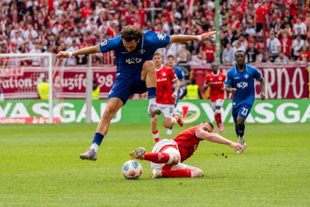 Match scene, duel, jump, f l Fraser Hornby SV Darmstadt 98, 09 , Luca Sirch 1 FC Kaiserslautern, 31 , GER, 1 FC Kaiserslautern vs SV Darmstadt 98, Football, 2 Bundesliga, Matchday 4, Season 2025 2026, 31 08 2025, DFL REGULATIONS PROHIBIT ANY USE OF PHOTOGRAPHS AS IMAGE SEQUENCES AND OR QUASI VIDEO, GER, 1 FC Kaiserslautern vs SV Darmstadt 98, Football, 2 Bundesliga, Matchday 4, Season 2025 2026, 31 08 2025 Kaiserslautern Copyright: xEibner-Pressefoto Jan-NiclasxGrox EP_JGG