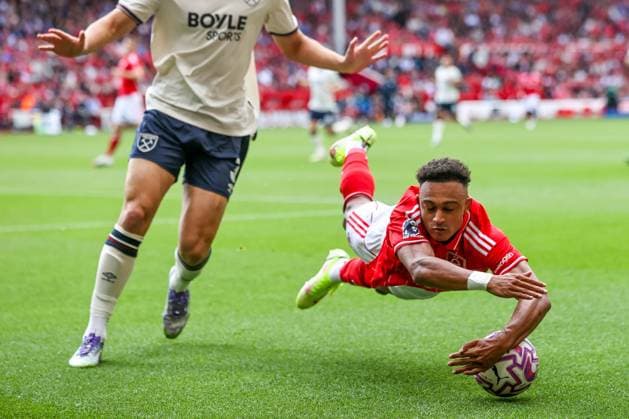 Premier League Nottingham Forest v West Ham United Dan Ndoye of Nottingham Forest handles the ball during the Premier League match Nottingham Forest vs West Ham United at City Ground, Nottingham, United Kingdom, 31st August 2025 (Photo by Alfie Cosgrove News Images) Nottingham City Ground Nottinghamshire United Kingdom Copyright: xAlfiexCosgrove NewsxImagesx