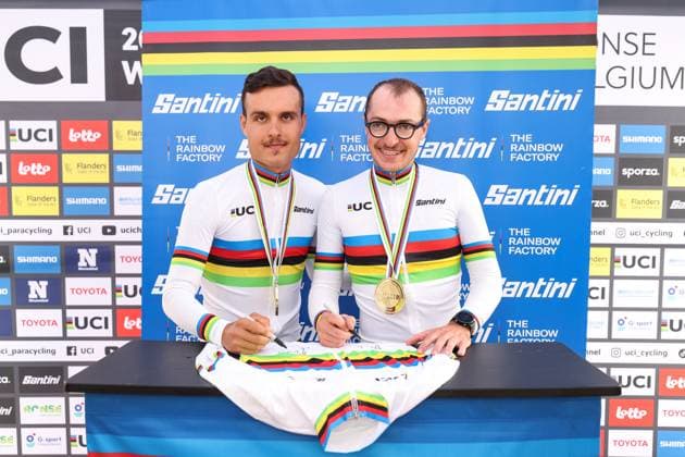 2025 UCI Para-cycling Road World Championships Picture by John Clifton SWpix.com - 31 08 2025 - Cycling - 2025 UCI Para-cycling Road World Championships - Ronse, Flanders, Belgium - Men B Road Race Podium - Federico Andreoli piloted by Francesco Di Felice (Italy) Signs the Santini World Champions Jersey Copyright: x xSWpix.comx(t axPhotographyxHubxLtd)xJohnxClifton SWpix.comx SWP-3069-1815