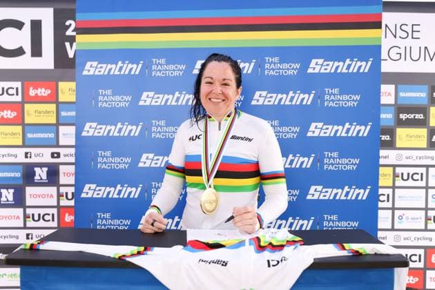 2025 UCI Para-cycling Road World Championships Picture by John Clifton SWpix.com - 31 08 2025 - Cycling - 2025 UCI Para-cycling Road World Championships - Ronse, Flanders, Belgium - Women C1 Road Race - Tahlia Clayton-Goodie (Australia) Signs the Santini World Champions Jersey Copyright: x xSWpix.comx(t axPhotographyxHubxLtd)xJohnxClifton SWpix.comx SWP-3069-1816