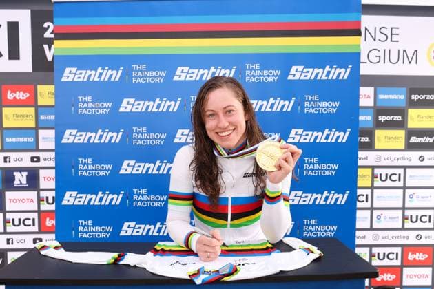2025 UCI Para-cycling Road World Championships Picture by John Clifton SWpix.com - 31 08 2025 - Cycling - 2025 UCI Para-cycling Road World Championships - Ronse, Flanders, Belgium - Women C4 Road Race Podium - Tara Neyland (Australia) Signs the Santini World Champions Jersey Copyright: x xSWpix.comx(t axPhotographyxHubxLtd)xJohnxClifton SWpix.comx SWP-3069-1818