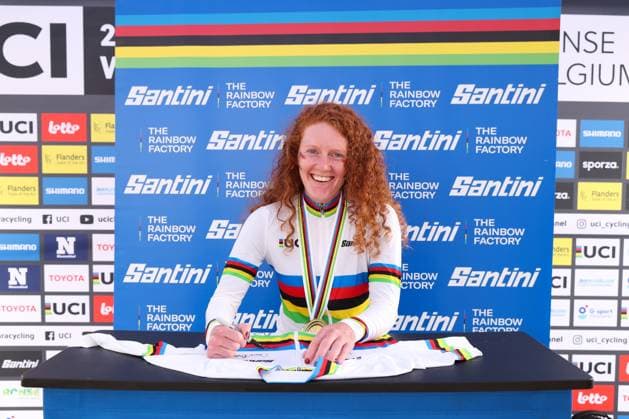 2025 UCI Para-cycling Road World Championships Picture by John Clifton SWpix.com - 31 08 2025 - Cycling - 2025 UCI Para-cycling Road World Championships - Ronse, Flanders, Belgium - Women C3 Road Race Podium - Clara Brown (USA) Signs the Santini World Champions Jersey Copyright: x xSWpix.comx(t axPhotographyxHubxLtd)xJohnxClifton SWpix.comx SWP-3069-1819
