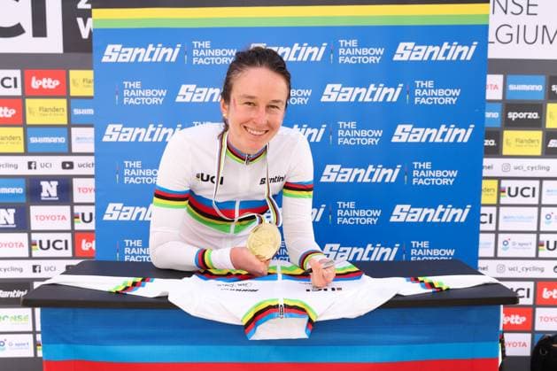 2025 UCI Para-cycling Road World Championships Picture by John Clifton SWpix.com - 31 08 2025 - Cycling - 2025 UCI Para-cycling Road World Championships - Ronse, Flanders, Belgium - Women C2 Road Race Podium - Flurina Rigling (Switzerland) Signs the Santini World Champions Jersey Copyright: x xSWpix.comx(t axPhotographyxHubxLtd)xJohnxClifton SWpix.comx SWP-3069-1820