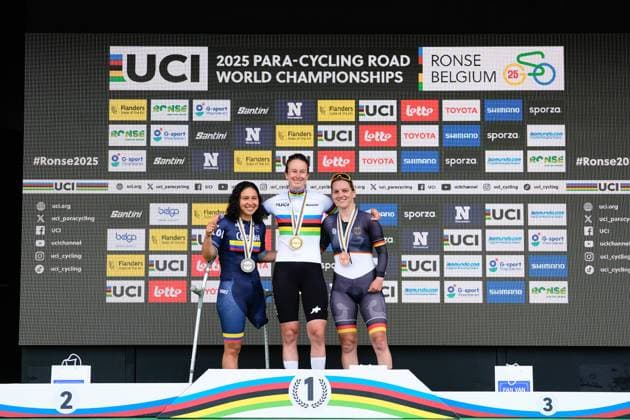 2025 UCI Para-cycling Road World Championships Picture by Olly Hassell SWpix.com - 31 08 2025 - Cycling - 2025 UCI Para-cycling Road World Championships - Ronse, Flanders, Belgium - Women C2 Road Race Podium - Flurina Rigling (Switzerland) receiving the Gold Medal to become World Champion, Daniela Carolina Munevar Florez (Colombia) receiving the Silver Medal and Maike Hausberger (Germany) receiving the Bronze Medal Copyright: x xSWpix.comx(t axPhotographyxHubxLtd)xOllyxHassell SWpix.comx SWP-3069-1786