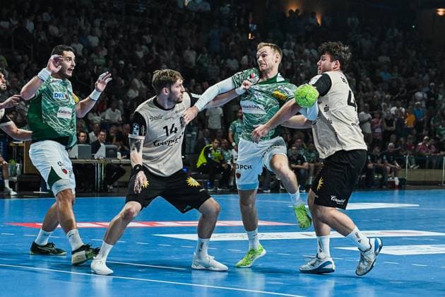 31 08 2025, xlakx, Handball Daikin HBL, Fuechse Berlin Bergischer HC f l Gerdas Babarskas Bergischer HC , Mathias Gidsel Fuechse Berlin , Aron Seesing Bergischer HC duel, duel, fight, tackle Berlin Daniel Lakomski