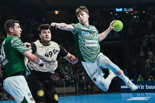 31 08 2025, xlakx, Handball Daikin HBL, Fuechse Berlin Bergischer HC f l Mijajlo Marsenic Fuechse Berlin ,Aron Seesing Bergischer HC , Nils Lichtlein Fuechse Berlin goes for the jump shot Berlin Daniel Lakomski