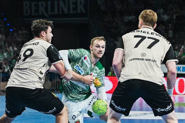 31 08 2025, xlakx, Handball Daikin HBL, Fuechse Berlin Bergischer HC f l Aron Seesing Bergischer HC , Mathias Gidsel Fuechse Berlin , Johannes Wasielewski Bergischer HC duel, duel, fight, tackle Berlin Daniel Lakomski